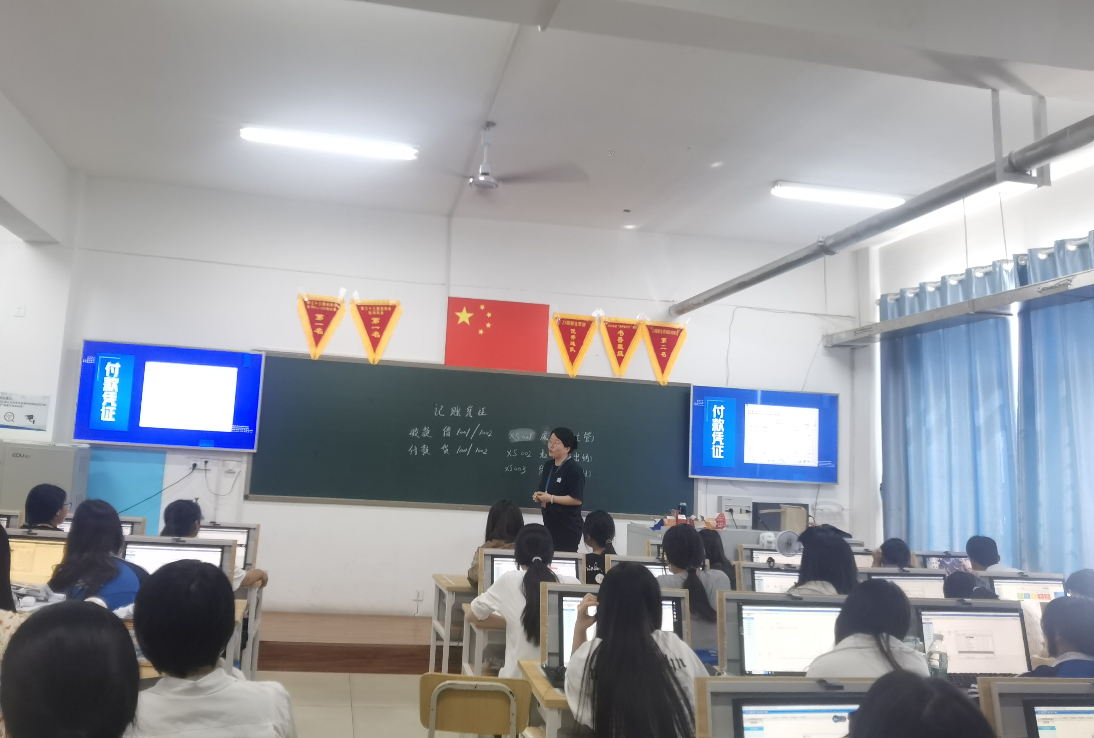 楊珺.jpg 楊珺.jpg