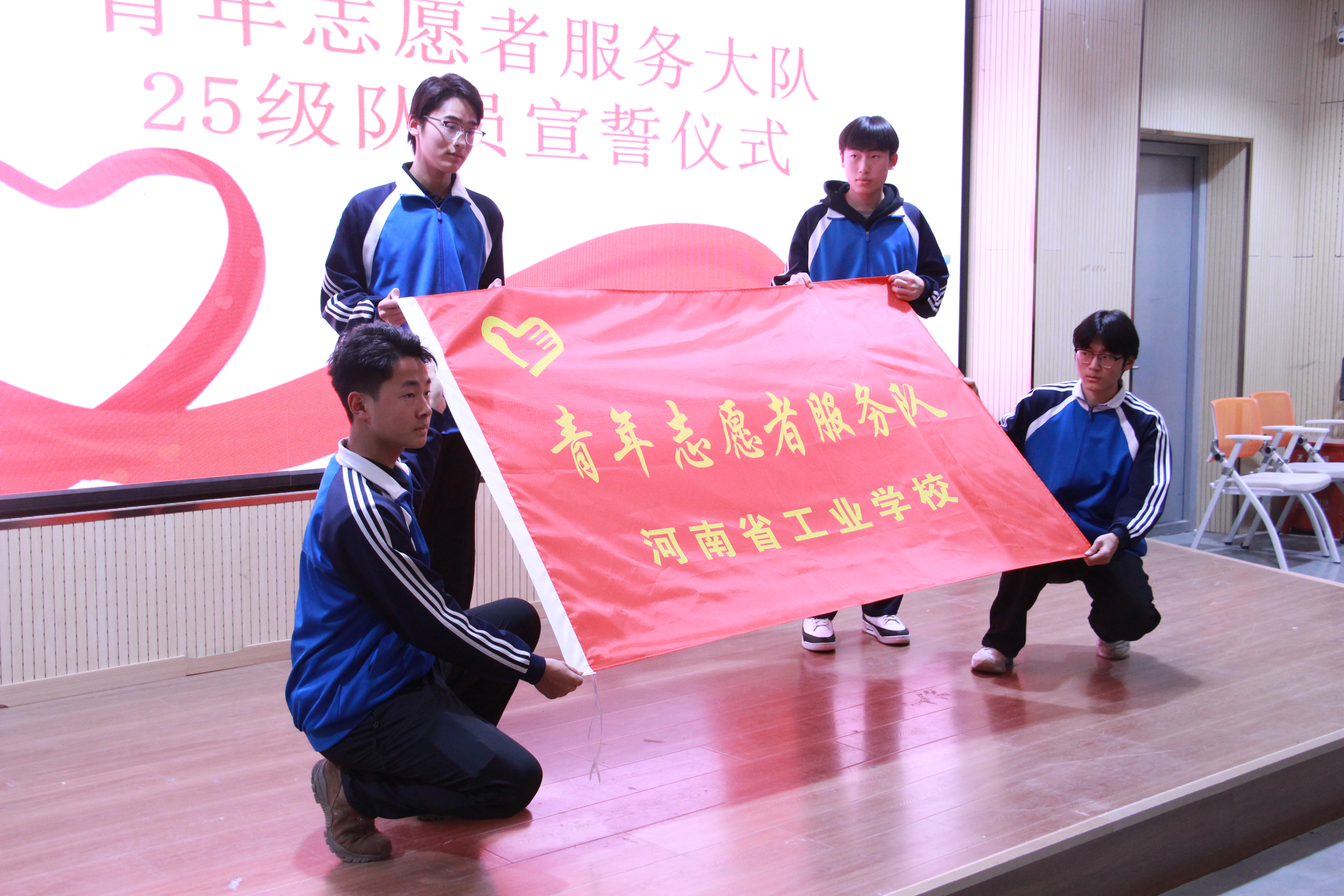 舉旗.jpg 舉旗.jpg